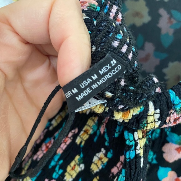 Black floral printed romper. - Picture 4 of 7